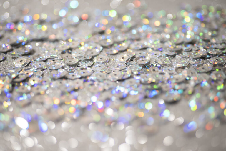 Mientras el mundo mira hacia las pantallas y la Inteligencia Artificial, la verdadera economía se está decidiendo en las minas y los laboratorios de materiales. La transición energética y la reindustrialización de las potencias occidentales han creado una demanda sin precedentes de metales que antes eran secundarios. 1. El Platino y el Paladio: Más allá del automóvil Muchos inversores asocian el paladio solo a los catalizadores, pero su futuro está en la industria aeroespacial y las nuevas patentes de propulsión. Además, estamos viendo un cambio tectónico en el almacenamiento de energía. La sustitución de las baterías de litio —inestables y costosas de producir éticamente— por baterías de sulfuro de cobalto y derivados de metales preciosos está reconfigurando el mercado. Estos metales son los beneficiarios directos del plan alemán de 500.000 millones de euros, ya que son la base de la eficiencia energética industrial. 2. El Colapso de la Oferta de Diamantes El mercado de diamantes está viviendo su propio "momento de escasez absoluta". El cierre de la mina Argyle en Australia no ha sido compensado por nuevos yacimientos. A esto se suma la exigencia de trazabilidad ética, que ha dejado fuera del mercado legal gran parte de la producción mundial. Cuando la oferta se contrae de forma estructural y la demanda se mantiene firme, el precio solo tiene una dirección posible. Los diamantes de inversión han demostrado ser una de las pocas clases de activos que no solo mantienen el tipo frente a la inflación, sino que la superan sistemáticamente. 3. Conclusión: La Democratización de los Activos Reales La gran noticia para el inversor es que el acceso a estos mercados se ha democratizado. Ya no es necesario comprar una mina o un lote de diamantes en Amberes. A través de paquetes combinados y estructuras de inversión física diversificadas, cualquier capital puede beneficiarse de la seguridad del oro, la explosividad industrial del paladio y la solidez patrimonial del diamante. En un mundo de "papel", el que posee el metal y la piedra tiene el poder. Un saludo desde Sherwood. TOTALFINANCE: Para todo... para todos. Las finanzas no son solo para ricos. Cuida tu dinero de Hacienda y los bancos.